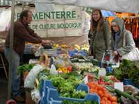 William vend des légumes au marché